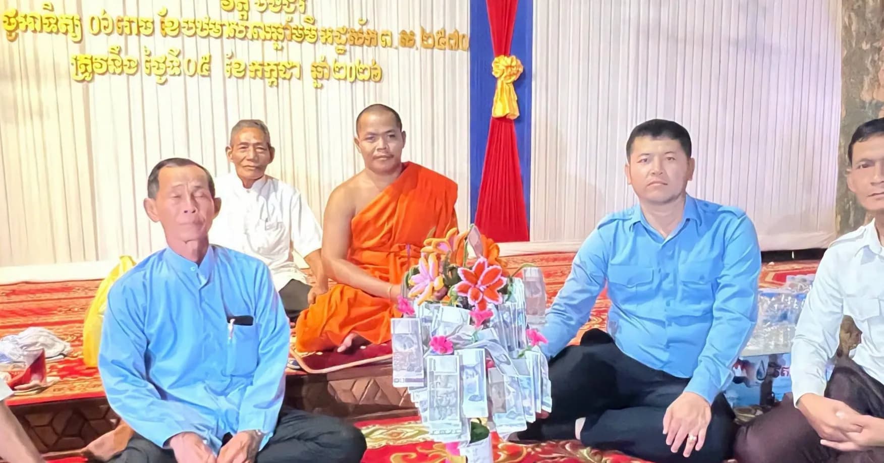 លោក ស៊ាន ចិន្តា អភិបាលស្រុកស៊ីធរកណ្តាល និងសហការី បានអញ្ជើញចូលរួមពិធីបុណ្យផ្កាប្រាក់មហាសាមគ្គី នៅវត្តព្រះធាតុរាជមន្ទីរ