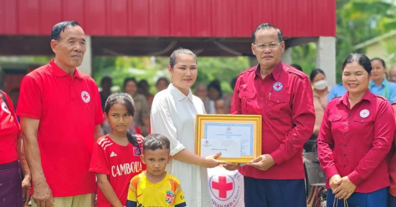 អនុសាខាកាកបាទក្រហមស្រុកព្រះស្ដេច ប្រគល់ផ្ទះផ្ទះ១ខ្នងដែរមានទំហំ ៤ម៉ែត្រx៦ម៉ែត្រ