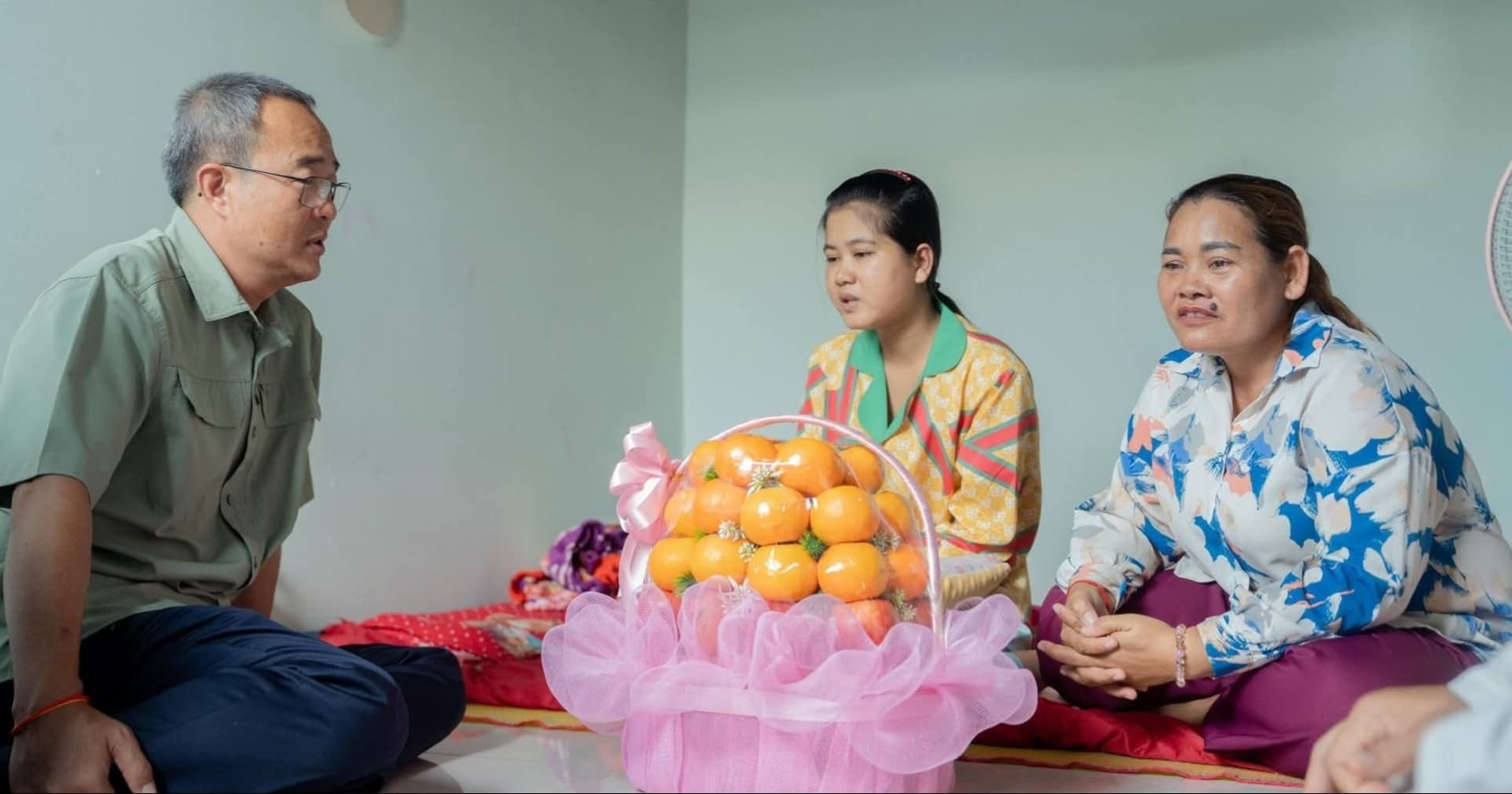 ឯកឧត្តម សួន សុម៉ាលីន អញ្ជើញសួរសុខទុក្ខ និងឧបត្ថម្ភថវិកាជូនគ្រូបង្រៀនកិច្ចសន្យាម្នាក់ ដែលកំពុងសម្រាកព្យាបាលជំងឺ