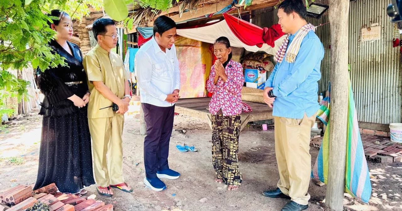 អ៊ំស្រី ស៊ិន ស៊ីម អាយុ៦៦ឆ្នាំមានជំងឺទឹកដក់ក្នុងជង្គង់ធ្ងន់ធ្ងរ ទទួលបានការព្យាបាលជាសះស្បើយនៅមន្ទីរពេទ្យតេជោ សន្តិភាព