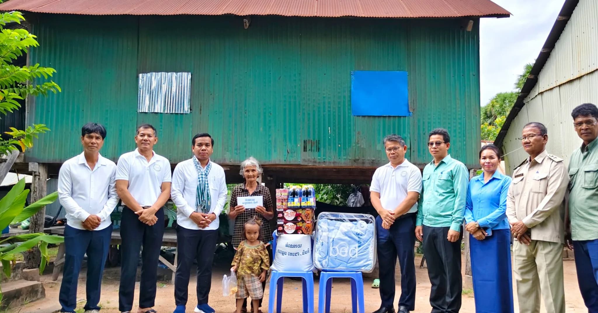 ក្រុមការងារមនុស្សធម៌សម្ដេចតេជោ-ធិបតី និងរដ្ឋបាលស្រុកទឹកផុស ខេត្តកំពង់ឆ្នាំង បានចុះសួរសុខទុក្ខ និងនាំយកអំណោយដ៏ថ្លៃថ្លារបស់សម្ដេចតេជោ ហ៊ុន សែន និងសម្ដេចធិបតី ហ៊ុន ម៉ាណែត ចែកជូនដល់គ្រួសារអតីតយុទ្ធជន និងចាស់ជរាដែលមានជីវភាពខ្វះខាតចំនួន ២០គ្រួសារ