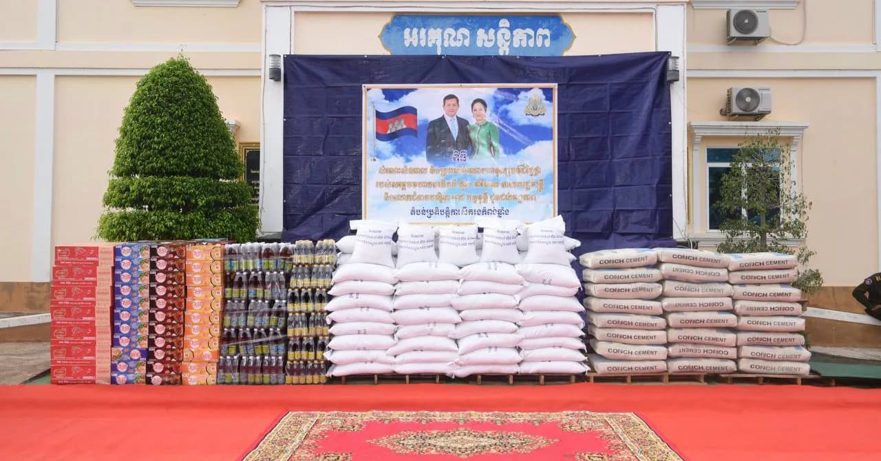 សម្តេចបវរធិបតី និង លោកជំទាវបណ្ឌិត បានឧបត្ថម្ភគ្រឿងឧបភោគបរិភោគមួយចំនួន ជូនតំបន់ប្រតិបត្តិការសឹករងកំពង់ឆ្នាំង