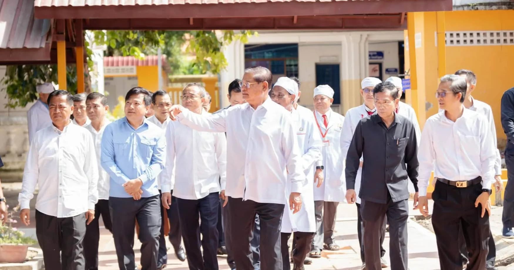សម្តេចក្រឡាហោម ស ខេង ឧត្តមក្រុមប្រឹក្សាផ្ទាល់ព្រះមហាក្សត្រ ចុះពិនិត្យវឌ្ឍនភាពនៃការជួសជុល និងសាងសង់អគារមន្ទីរពេទ្យបង្អែកខេត្តព្រៃវែង