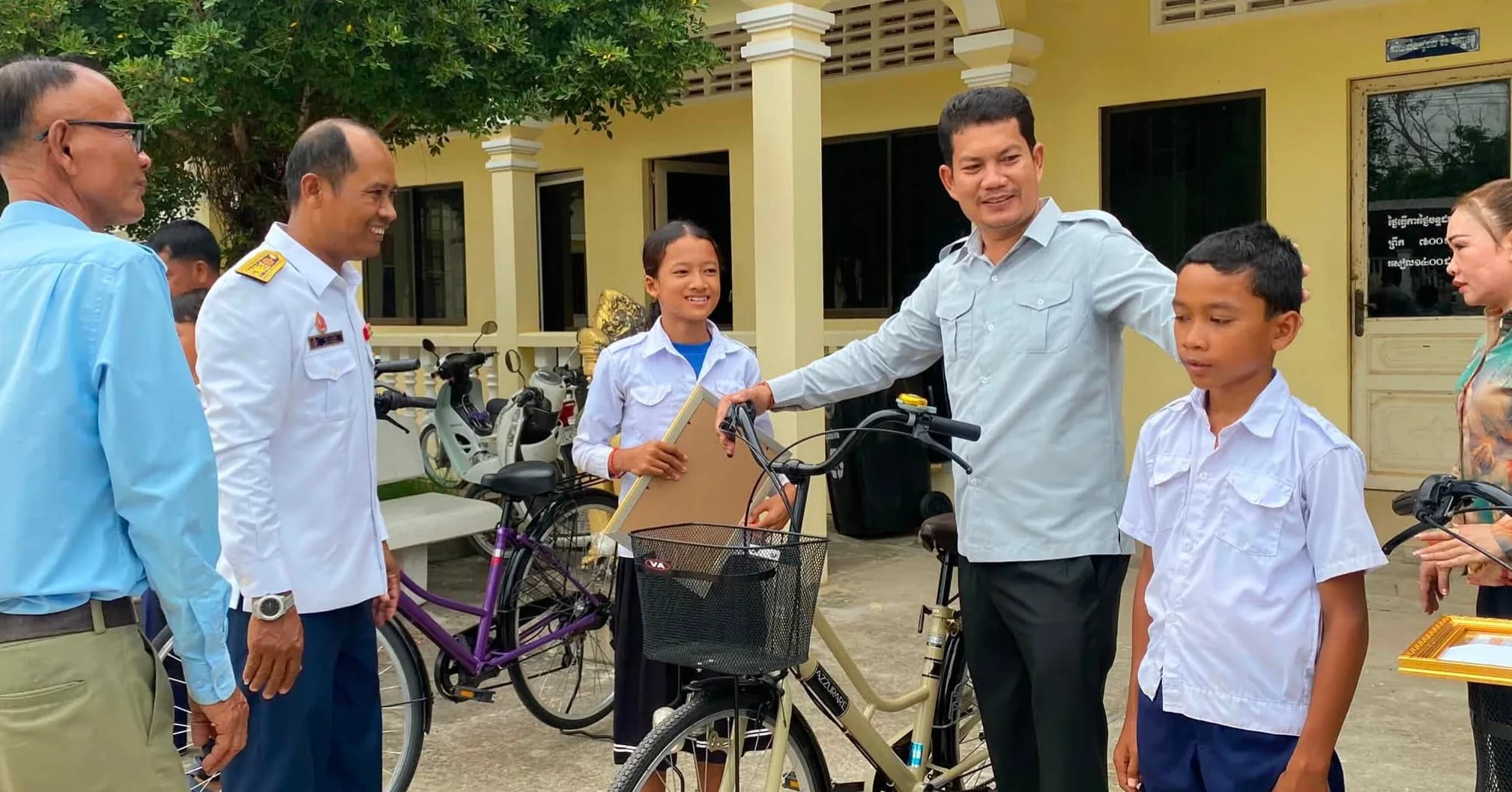 លោក ហ៊ន សុផាត អភិបាលនៃគណៈអភិបាលស្រុកមេសាង ប្រធានការិយាល័យអប់រំ យុវជន និងកីឡា សហការជាមួយសប្បុរសជន បានប្រគល់កង់ចំនួន ៣គ្រឿង ព្រមទាំងប័ណ្ណសសើរ និងថវិកាមួយចំនួន ជូនសិស្សពូកែថ្នាក់ទី៦ប្រចាំថ្នាក់ស្រុក ចំណាត់ថ្នាក់ លេខ១ ដល់ លេខ៣
