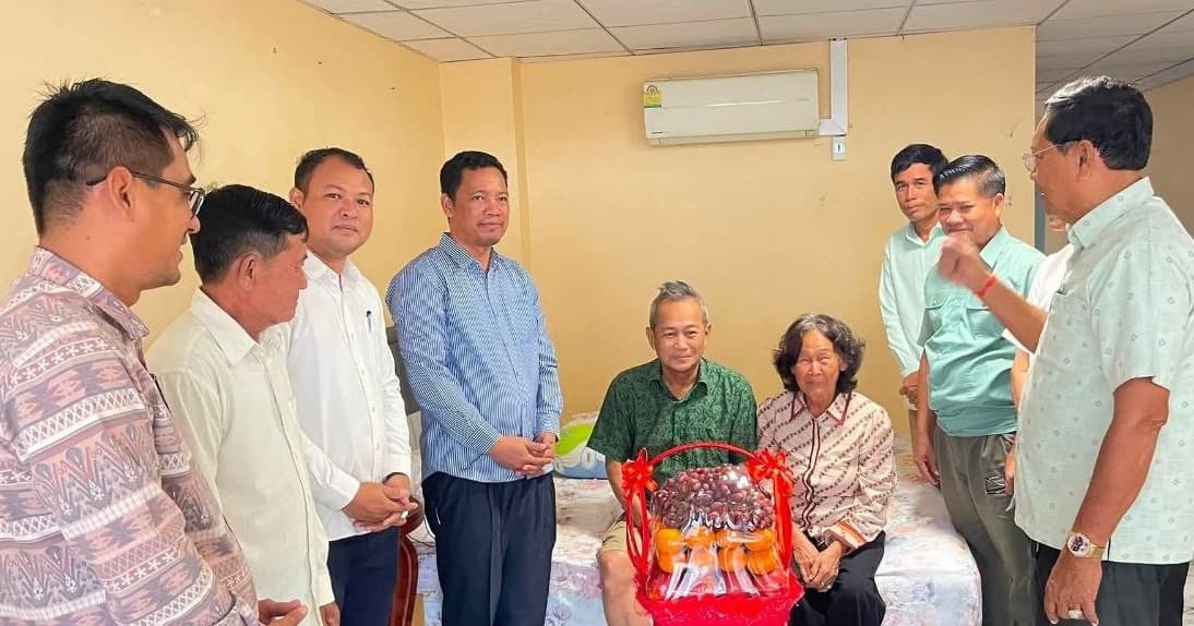 ថ្នាក់ដឹកនាំស្រុកព្រះនេត្រព្រះ ចុះសួរសុខទុក្ខសមាជិកក្រុមប្រឹក្សាស្រុកដែលកំពុងសម្រាកព្យាបាល