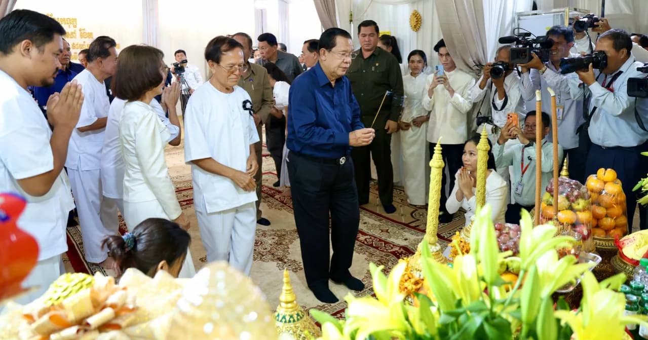 សម្តេចតេជោ ហ៊ុន សែន អញ្ជើញអុជធូបគោរពវិញ្ញាណក្ខន្ធសពម្តាយ លោក កឹម សុខា