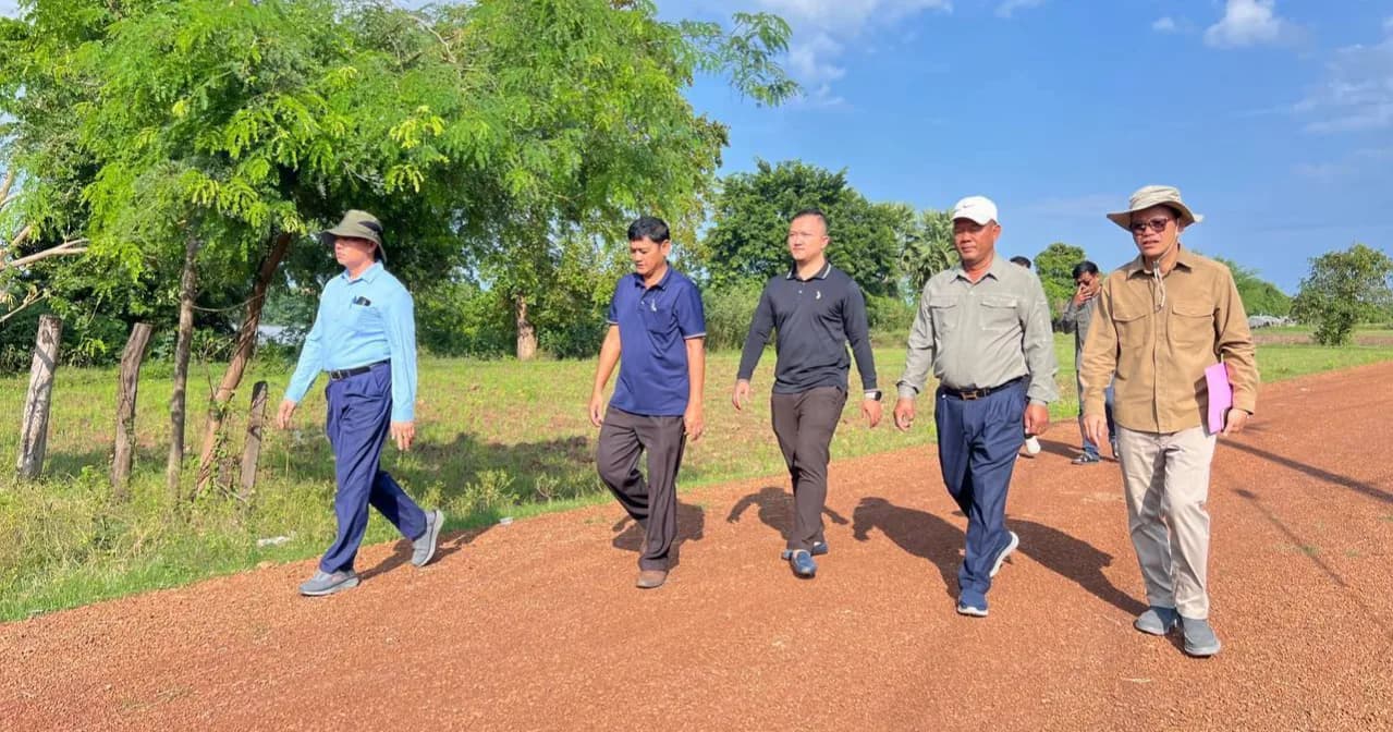 មន្ត្រីជាន់ខ្ពស់ក្រសួងអភិវឌ្ឍន៍ជនបទ ចុះត្រួតពិនិត្យ វាយតម្លៃលើការថែទាំខួបផ្លូវ ១ខ្សែ នៅឃុំអំពិលទឹក ស្រុកកំពង់ត្រឡាច ខេត្តកំពង់ឆ្នាំង