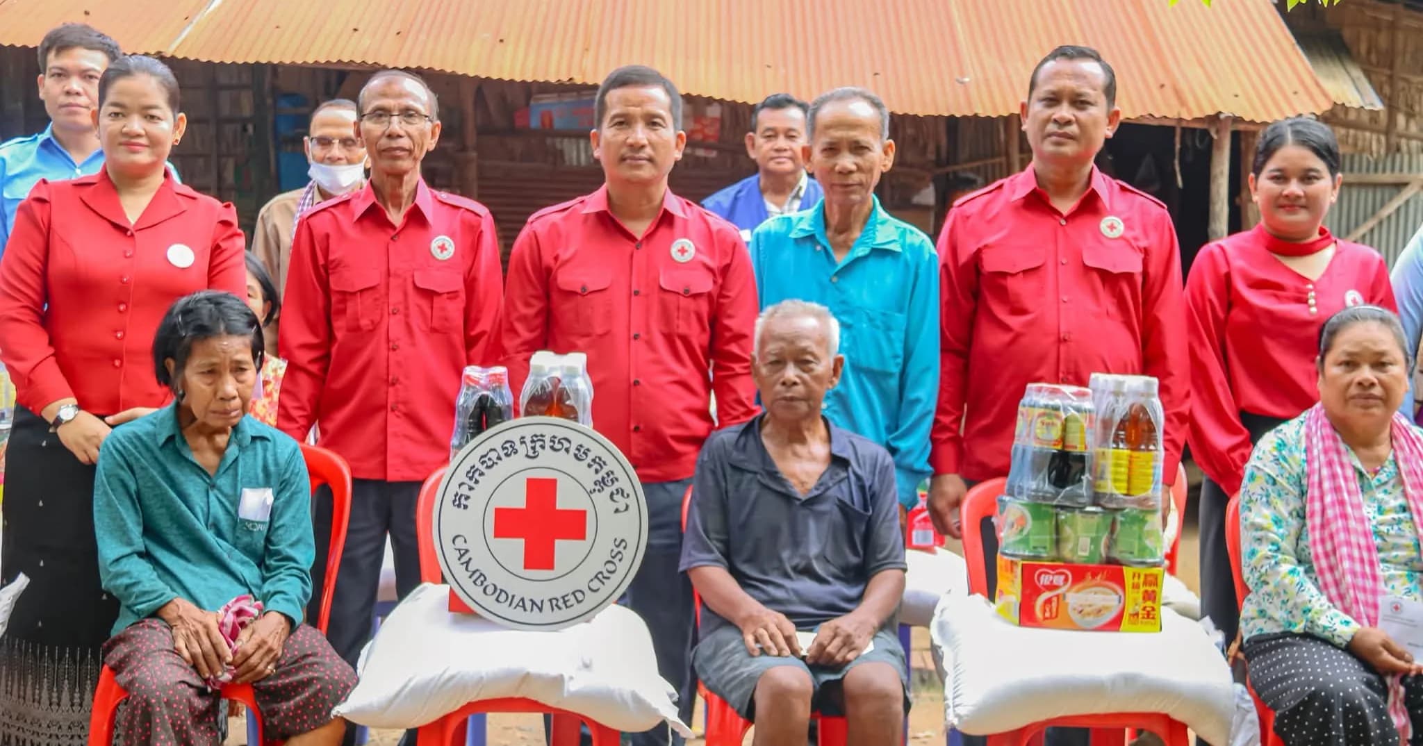អនុសាសាខាកាកបាទក្រហមកម្ពុជា ស្រុកពារាំង អំណោយមនុស្សធម៌ជូនដល់គ្រួសារក្រីក្រ ចំនួន ១០គ្រួសារ នៅភូមិពារាំង