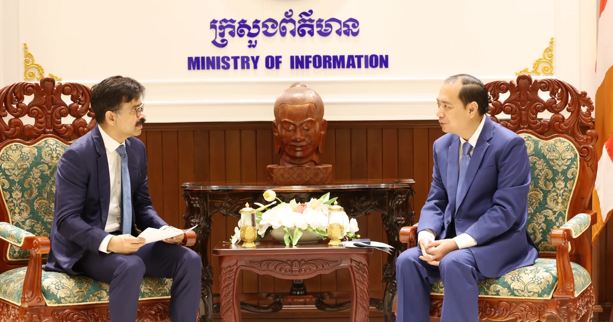 ឯកឧត្តម នេត្រ ភក្ត្រា រដ្ឋមន្ត្រីក្រសួងព័ត៌មាន បានអនុញ្ញាតឱ្យថ្នាក់ដឹកនាំក្រុមហ៊ុន ស្មាត អាស្យាតា ខូអិលឌីធី ចូលជួបសម្តែងការគួរសម និងពិភាក្សាការងារ។