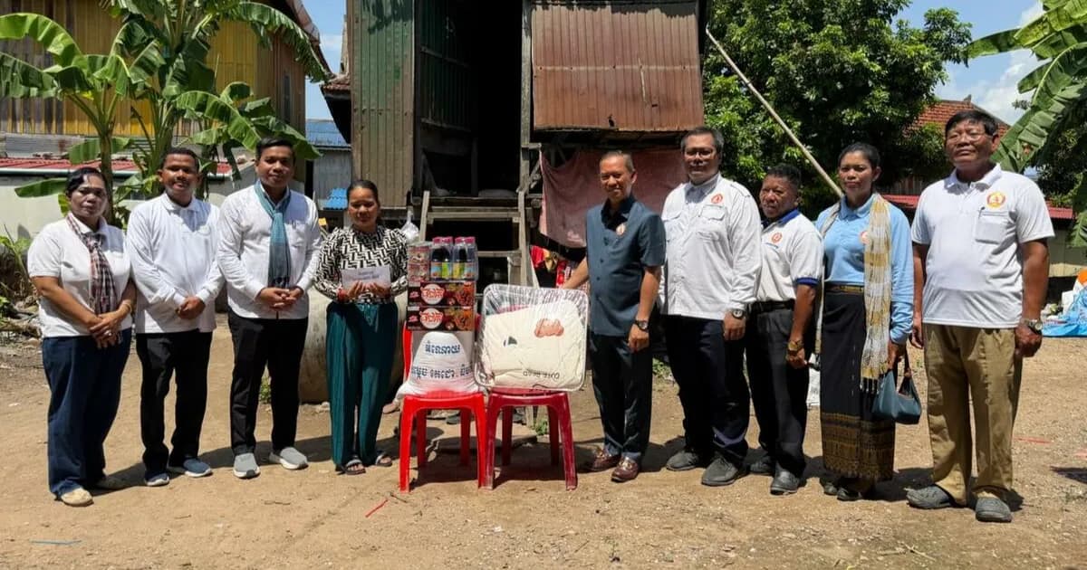 ក្រុមការងារមនុស្សធម៌សម្ដេចតេជោ-ធិបតី ចុះចែកអំណោយជូនគ្រួសារអតីតយុទ្ធជន និងចាស់ជរាខ្វះខាត ២០គ្រួសារ នៅស្រុកអង្គរបូរី