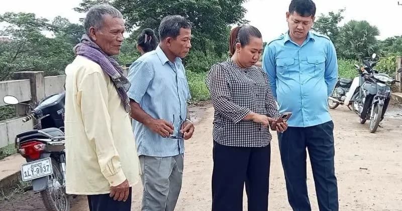 លោក ស៊ាន ចិន្តា អភិបាលស្រុក រួមជាមួយលោកស្រីមេឃុំ ជំទប់ទី១ លោកមេភូមិ ចុះពិនិត្យស្ថានភាពគល់ស្ពានទួលអង្គុញ-ព្រែកព្នៅ ព្រំប្រទល់រវាងឃុំព្រែកចង្ក្រាន និងឃុំព្នៅទី១ ដែលដីគល់ស្ពានបានបាកស្រុតនាពេលកន្លងមក។