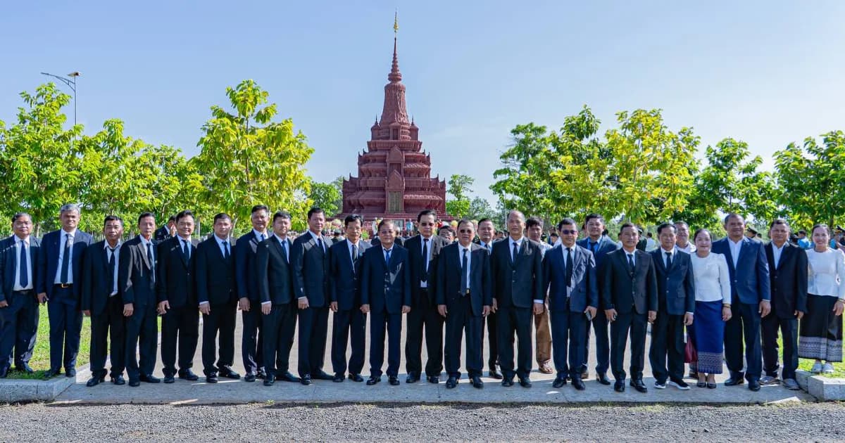 ឯកឧត្តម ស្បោង សារ៉ាត ដឹកនាំគណៈប្រតិភូខេត្តព្រៃវែង គោរពវិញ្ញាណក្ខន្ធ និងដាក់កម្រងផ្កា នៅតំបន់ប្រវត្តិសាស្ត្រយោធាតេជោកោះថ្ម X-16