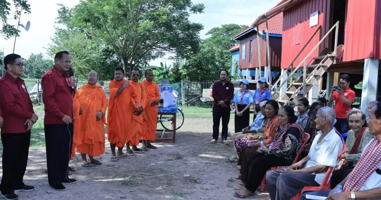 ផ្ទះ ចំនួន ២ខ្នង(លេខរៀងទី២៧៩-២៨០) និងបង្គន់អនាម័យ ចំនួន ១(លេខរៀងទី២៣៤) ត្រូវបានសាខាកាកបាទក្រហមកម្ពុជា ខេត្តព្រៃវែង ផ្តល់ជូនដល់ចាស់ជរាឥតទីពឹង ១គ្រួសារ នៅឃុំរាធរ និងគ្រួសាររងហានិភ័យ ១គ្រួសារ នៅឃុំកំពង់សឹង ក្នុងស្រុកព្រះស្តេច ខេត្តព្រៃវែង.