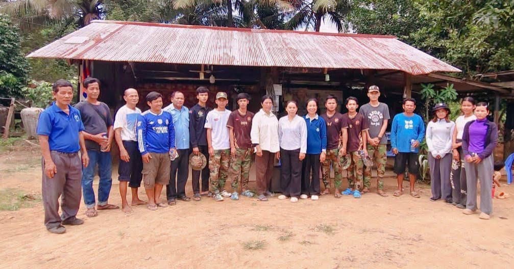 មន្ត្រីសុខាភិបាលខេត្តបាត់ដំបង ចុះអប់រំសុខភាព ចែកមុងជ្រលក់ថ្នាំ និងផ្តល់ថ្នាំបង្ការជំងឺគ្រុនចាញ់ដល់អ្នកចូលព្រៃនៅស្រុកសំឡូត