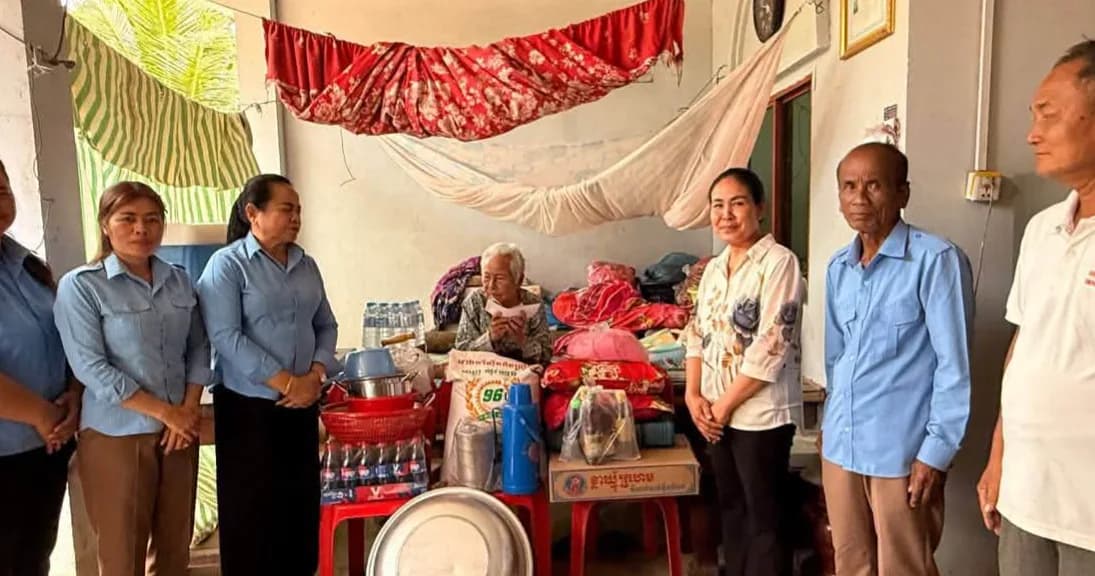 លោកស្រី ឈឹម ចន្ថុល អភិបាលរងនៃគណៈអភិបាលស្រុក តំណាងលោក យ៉ាវ សានិន អភិបាលនៃគណៈអភិបាលស្រុកព្រះស្ដេច បាននាំយកសម្ភារៈ និងថវិកាទៅសួរសុខទុក្ខប្រជាពលរដ្ឋ ចំនួនពីរគ្រួសារ