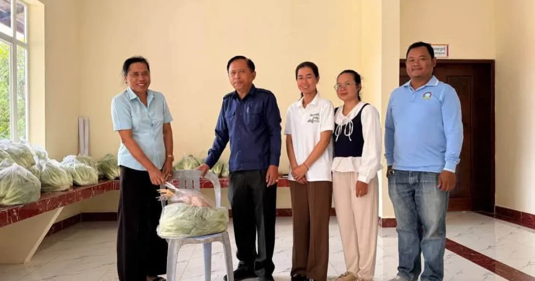 លោក យ៉ាវ សានិន អភិបាលនៃគណៈអភិបាលស្រុកព្រះស្ដេច បានអញ្ជើញនាំយកនូវបន្លែសុវត្ថិភាព និងមាន់ចំនួន ១០០ក្បាល ដែលជាការឧបត្ថម្ភដោយ ឯកឧត្ដម ហ៊ឺ បាវី