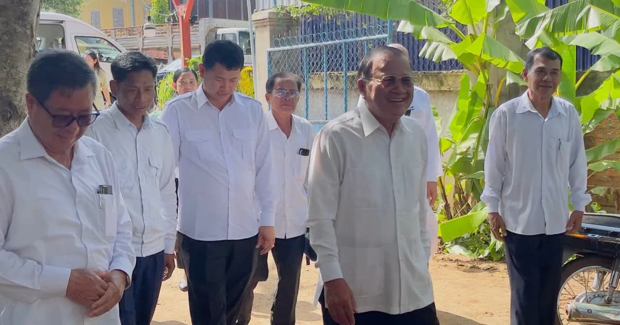 ឯកឧត្តម ស្បោង សារ៉ាត ប្រធានក្រុមប្រឹក្សាខេត្តព្រៃវែង អញ្ជើញចូលរួមរំលែកទុក្ខ និងគោរពវិញ្ញាណក្ខន្ធសព លោកអៀង សុខុម ប្រធានគណបក្សឃុំ