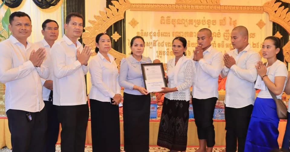 ឯកឧត្តម សុខ ផេង អនុប្រធានអចិន្ត្រៃយ៍គណៈកម្មាធិការសាខាកាកបាទក្រហមកម្ពុជាខេត្តព្រៃវែង បានអញ្ជើញចូលរួមបុណ្យគម្រប់ខួប៧ថ្ងៃជូនវិញ្ញាណក្ខន្ធ លោកនាយចំណង់ ញឹម សុផល វីរៈកងទ័ពជួរមុខ
