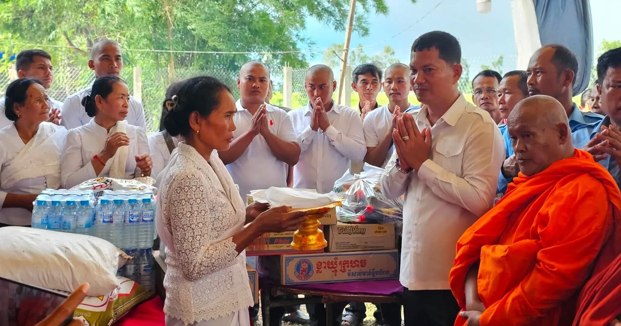 លោក ហ៊ន សុផាត អភិបាលនៃគណៈអភិបាលស្រុកមេសាង ចូលរួមគោរពវិញ្ញាណក្ខន្ត និងរំលែកមរណទុក្ខក្រុមគ្រួសារវិរៈកងទ័ពជួរមុខដែលទទួលមរណភាពដោយជំងឺគាំងបេះដូងស្លាប់