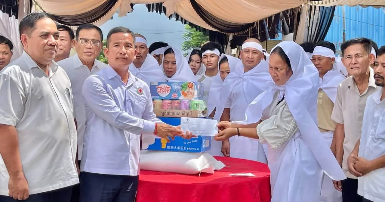 អនុសាខាកាកបាទក្រហមកម្ពុជា ស្រុកពារាំង បានចូលរួមរំលែកទុក្ខយ៉ាងក្រៀមក្រំ ជាមួយគ្រួសារសពស្លាប់ដោយសារជំងឺមួយគ្រួសារ នៅភូមិព្រៃព្នៅ ឃុំព្រៃព្នៅ ស្រុកពារាំង ខេត្តព្រៃវែង