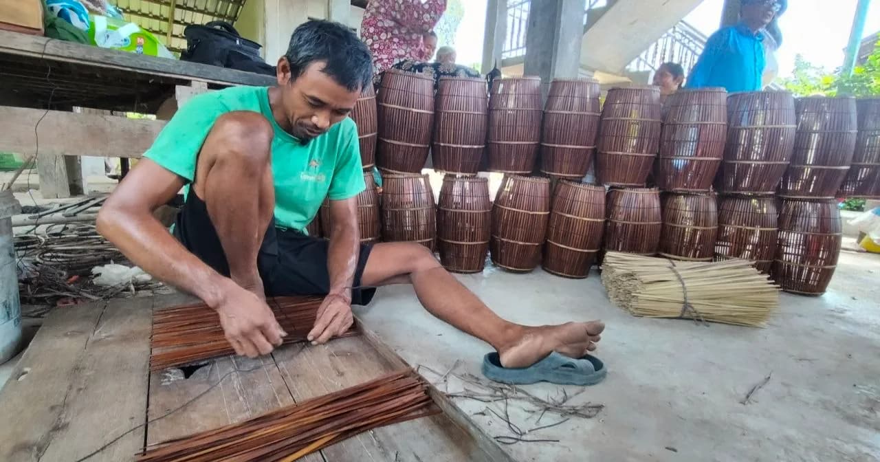 បទយការណ៌ : ធ្វើពីដើមឫស្សីជាឧបករណ៍ប្រពៃណីតពីដូនតា ដែលជាសិប្បកម្មតាមជនបទនៅឃុំស្វាយជ្រុំ ស្រុកមេសាង ខេត្តព្រៃវែង