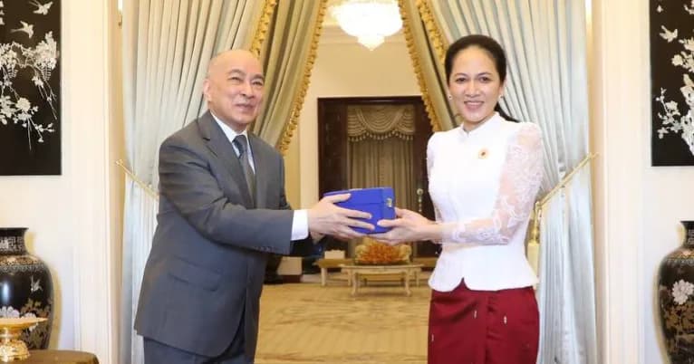 សម្តេចកិត្តិព្រឹទ្ធបណ្ឌិត ប៊ុន រ៉ានី ហ៊ុនសែន ក្រាបបង្គំទូលថ្វាយសារលិខិតថ្លែងអំណរព្រះរាជគុណ ព្រះករុណា ព្រះមហាក្សត្រ ដែលព្រះអង្គបានសព្វព្រះរាជហឫទ័យប្រោសព្រះរាជទានព្រះរាជទ្រព្យដ៏ថ្លៃថ្លាចំនួន ១០ម៉ឺនដុល្លារ ដល់កាកបាទក្រហមកម្ពុជា ...!!