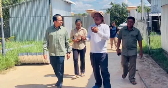 ចុះពិនិត្យកសិដ្ឋានចិញ្ចឹមមាន់ស្រែមួយកន្លែង ស្ថិតនៅភូមិកាឡីជើង ឃុំស្ពឺ(ក) ស្រុកបាភ្នំ ខេត្តព្រៃវែង