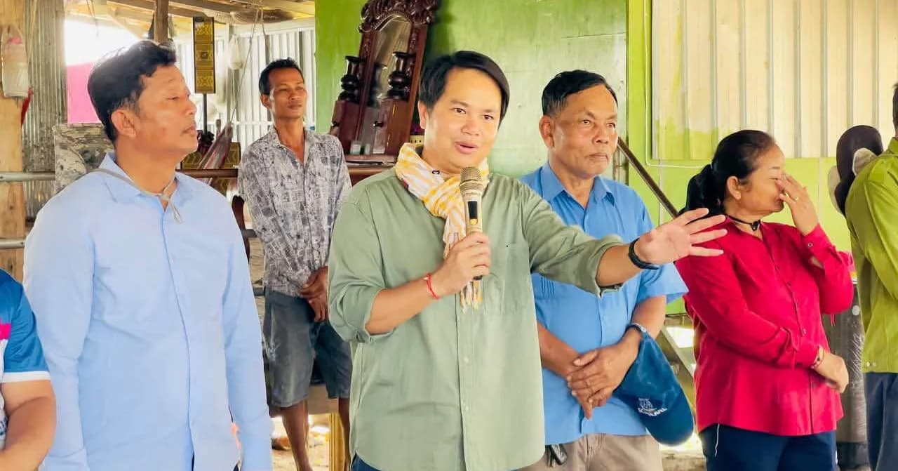 លោកអភិបាលស្រុកបាភ្នំ បានជួបសំណេះសំណាលសួរសុខទុក្ខ និងណែនាំដល់បងប្អូនអាជីវករ និងអ្នកលក់ដូរ នៅតំបន់ទំនប់បង្ហៀរបឹងស្នេហ៍ ដែលស្ថិតនៅឃុំធាយ ស្រុកបាភ្នំ ខេត្តព្រៃវែង