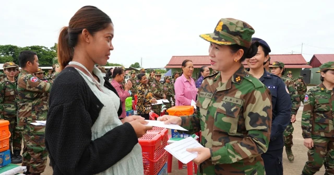 លោកជំទាវ នាយឧត្តមសេនីយ៍ ដាំ ដារីនី ណេះសំណាល សួរសុខទុក្ខគ្រួសារកងទ័ព និងនិវត្តន៍ជន