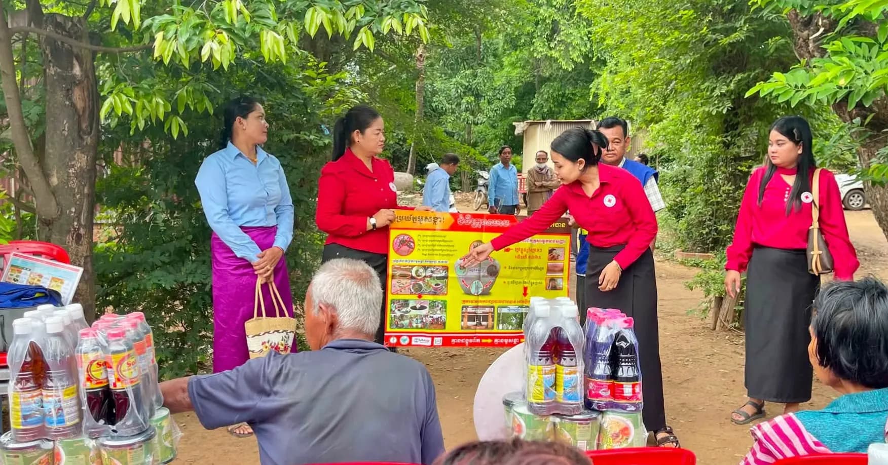 អនុសាខាកាកបាទក្រហមកម្ពុជា ស្រុកពារាំង បានចុះផ្សព្វផ្សាយស្តីអំពី ជំងឺគ្រុនឈាម ដល់ប្រជាពលរដ្ឋ ចំនួន ២០នាក់ ស្រី ១៥នាក់ នៅភូមិពារាំង ឃុំរាប ស្រុកពារាំង ខេត្តព្រៃវែង