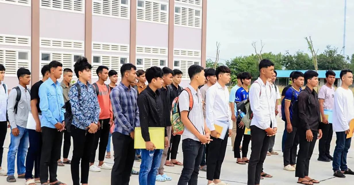 បញ្ជាការដ្ឋានកងរាជអាវុធហត្ថខេត្តព្រៃវែ ដឹកនាំដោយលោកវរសេនីយ៍ឯក ញ៉ែម វីរៈជួប មេបញ្ជាការរងទទួលជំនាញនិងជាគណកម្មការជ្រើសរើស បានចាប់ផ្តើមកម្មវិធីចុះឈ្មោះត្រួតពិនិត្យវាស់កម្ពស់ និងពិនិត្យឯកសារលើសិស្ស និស្សិត ដែលមានបំណងចូលបម្រើការងារជាយោធិន នៃកងរាជអាវុធហត្ថ