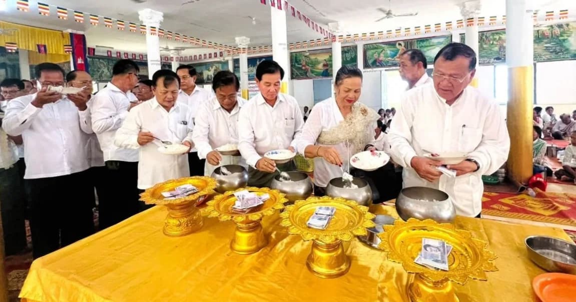 ឯកឧត្តម ស្បោង សារ៉ាត និងលោកជំទាវ អញ្ជើញចូលរួមកាន់បិណ្ឌទី៥ នៅវត្តព្រះឈរ ស្រុកកំពង់ត្របែក ខេត្តព្រៃវែង