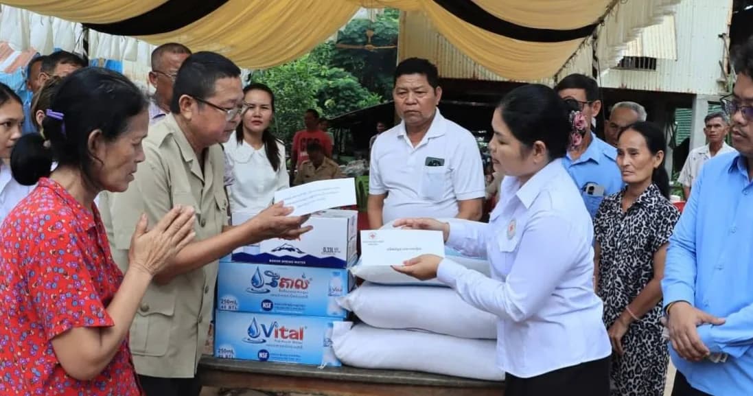 សាខាកាកបាទក្រហមកម្ពុជា ខេត្តព្រៃវែង បានចូលរួមរំលែកទុក្ខគ្រួសារសពស្លាប់ដោយសារជំងឺ នៅភូមិកំពង់បាស្រី ឃុំជៃកំពក ស្រុកព្រះស្តេច ខេត្តព្រៃវែង