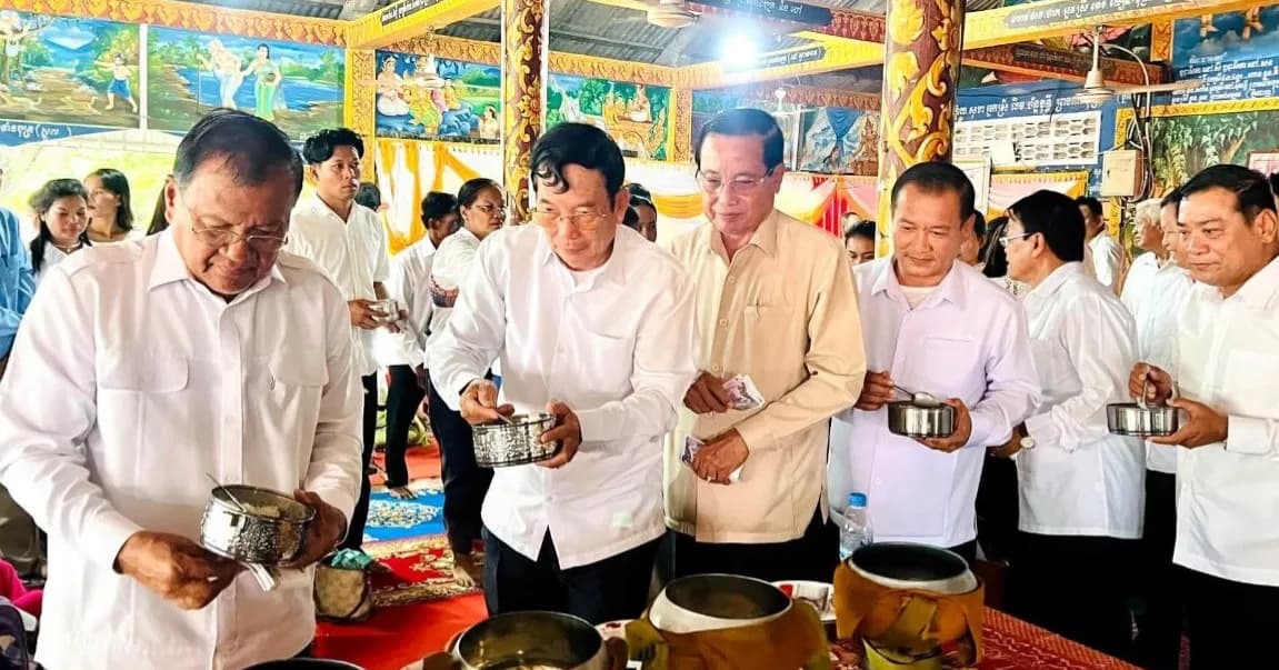 ឯកឧត្តម ស្បោង សារ៉ាត ដឹកសមាជិកក្រុមប្រឹក្សាខេត្តខេត្តព្រៃវែង និងអាជ្ញាធរមូលដ្ឋាន អញ្ជើញចូលរួមកាន់បិណ្ឌទី៣ នៅវត្តកកោះជ្រុំ ស្រុកបាភ្នំ