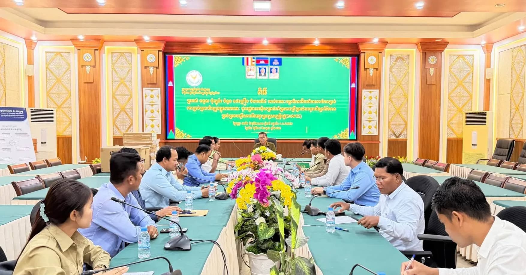 លោកប្រធានមន្ទីរព្រមទាំងសហការី បានធ្វើការប្រគល់-ទទួល កុំព្យូទ័រ ចំនួន ១៥គ្រឿង ជំហានទី៤ របស់គណះកម្មាធិការដឹកនាំការងារកែទម្រង់ការគ្រប់គ្រងហិរញ្ញវត្ថុសាធារណះ ជូនរដ្ឋបាលឃុំ សម្រាប់គាំទ្រការប្រើប្រាស់បច្ចេកវិទ្យាព័ត៌មានគ្រប់គ្រងបញ្ជីសារពើភណ្ឌទ្រព្យសម្បត្តិរដ្ឋ (SARMIS)