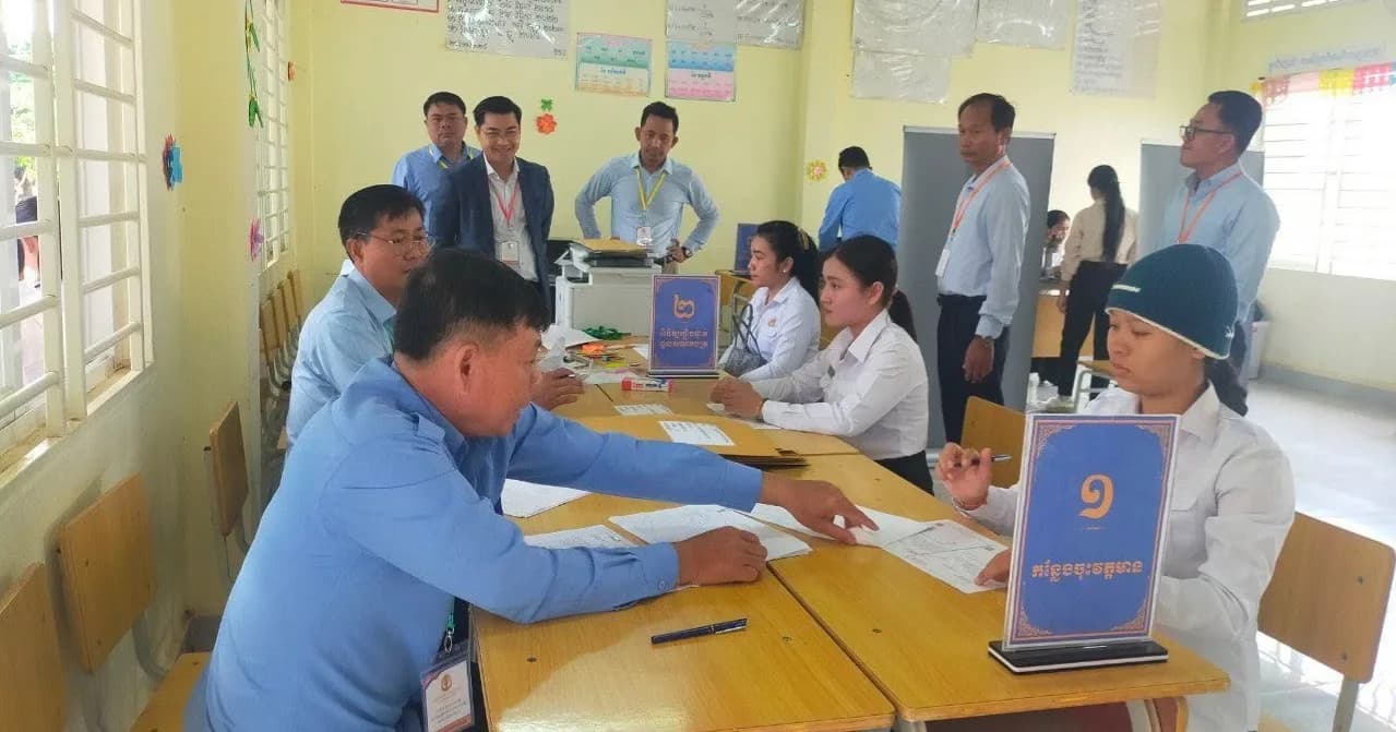 កឧត្ដម អុន ស៊ីវុធថា អនុរដ្ឋលេខាធិការក្រសួងមុខងារសាធារណៈ បានចុះធ្វើជីវមាត្រ និងជំរឿនមន្ដ្រីជាក់ស្ដែងតាមគ្រឹះស្ថានសិក្សាសាធារណៈ នៅមណ្ឌលវិទ្យាល័យរស្មីសាមគ្គី ក្នុងស្រុកពាមជរ