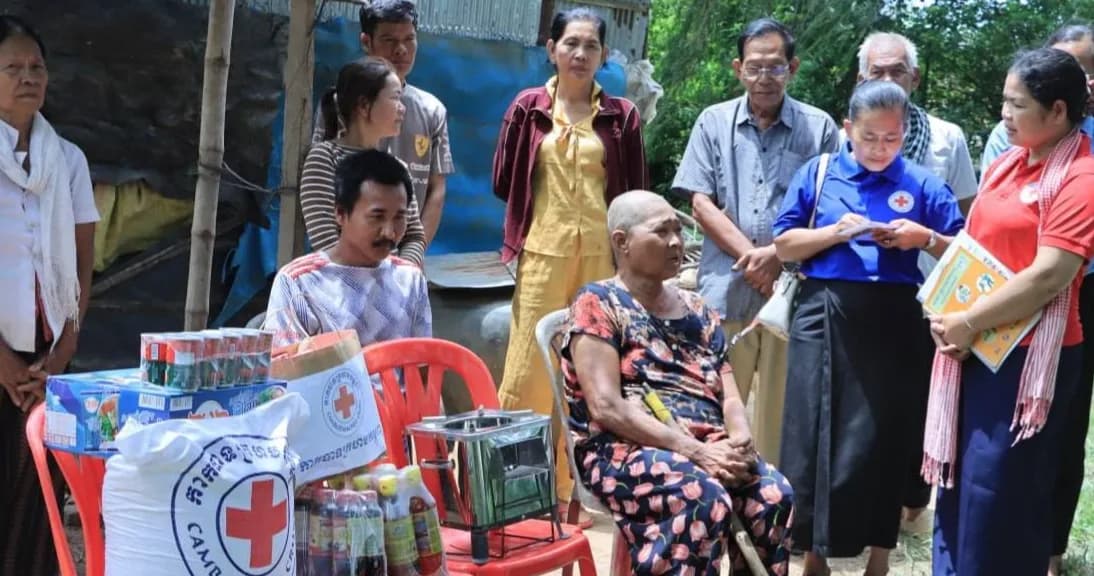 សាខាកាកបាទក្រហមកម្ពុជា ខេត្តព្រៃវែង បានចុះសួរសុខទុក្ខ និងនាំយកអំណោយមនុស្សធម៌ ផ្តល់ជូនដល់គ្រួសារក្រីក្រ នៅឃុំកោះរកា ស្រុកពាមជរ ខេត្តព្រៃវែង