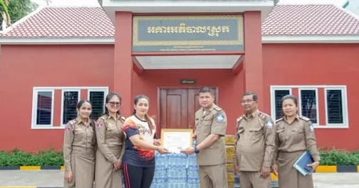 រដ្ឋបាលស្រុកស្វាយអន្ទរ សូមថ្លែងអំណរគុណដល់ លោក ធឿន តារា និងភរិយា ចូលរួមឧបត្ថម្ភ ទឹកបរិសុទ្ធ ៥០យួរ មី១០កេះ ថវិកា ២០០,០០០រៀល