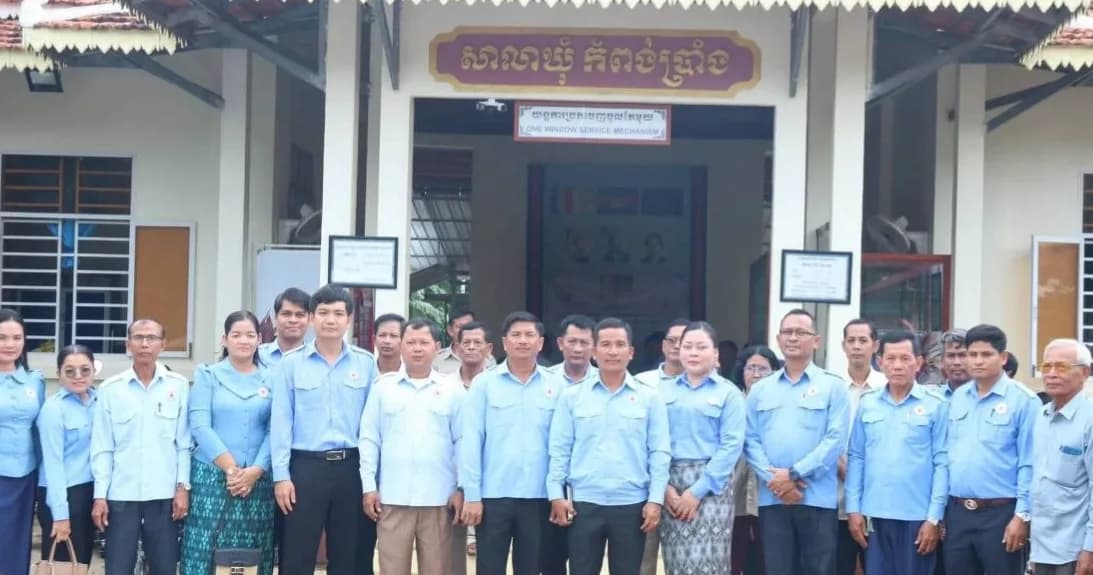 អនុសាខាកាកបាទក្រហមកម្ពុជាស្រុកពារាំង ចុះសួរសុខទុក្ខ និងនាំយកអំណោយមនុស្សធម៌ចែកជូនគ្រួសារក្រីក្រចំនួន ១៣គ្រួសារ នៅឃុំកំពង់ប្រាំង
