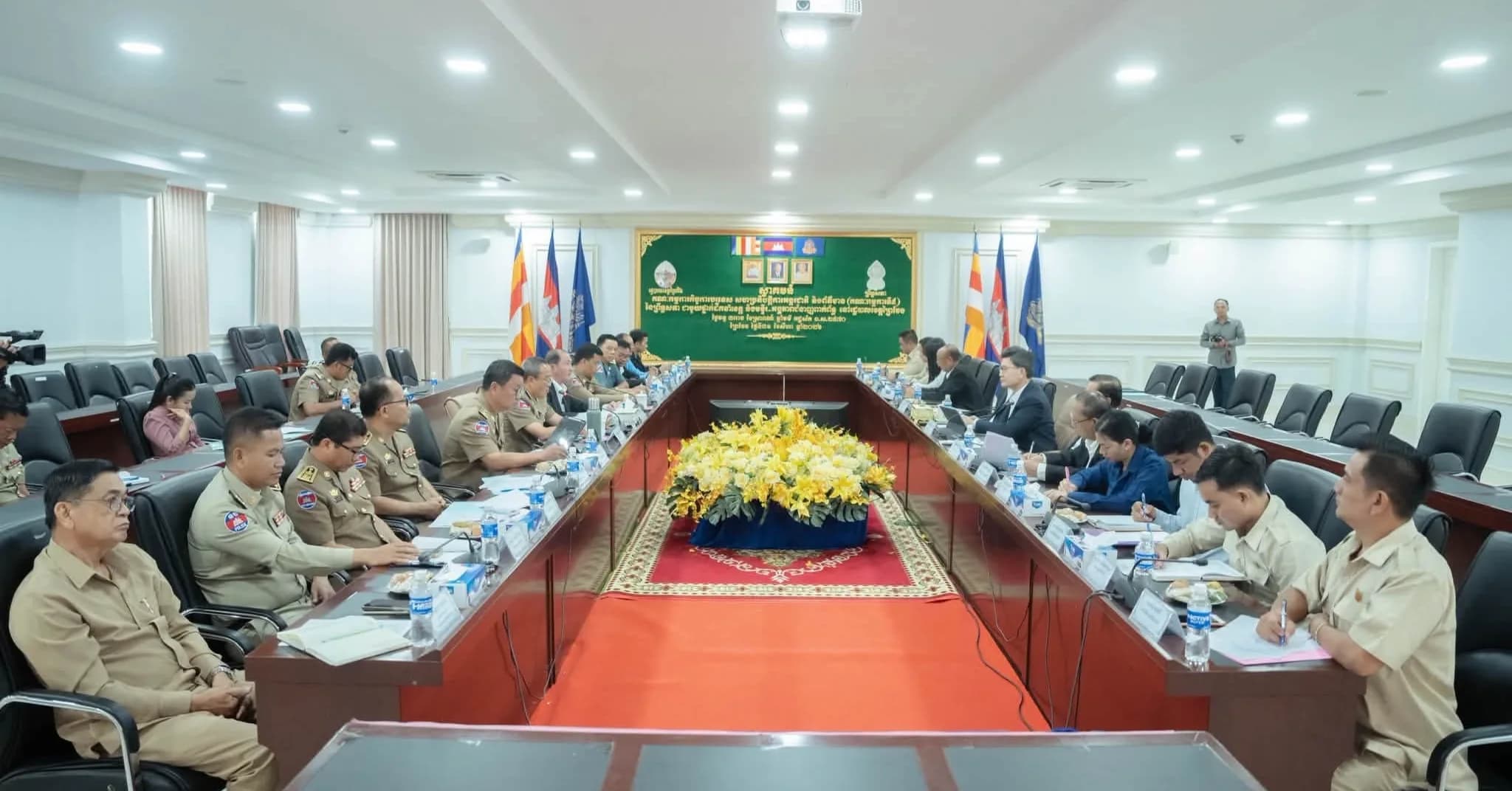គណៈកម្មការទី៥ នៃព្រឹទ្ធសភា បានជួបពិភាក្សាការងាររវាងជាមួយរដ្ឋបាលខេត្តព្រៃវែង ដើម្បីស្វែងយល់តាមដានការអនុវត្តច្បាប់អន្តោប្រវេសន៍ ច្បាប់ស្តីពីសារព័ត៌មាន ច្បាប់ស្តីពី ការងារ ការផ្សព្វផ្សាយព័ត៌មាន និងការអភិវឌ្ឍលើវិស័យនានា នៅខេត្តព្រៃវែង