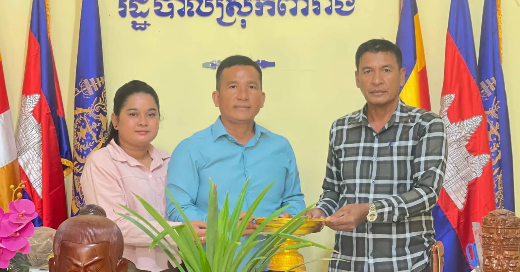 រដ្ឋបាលស្រុកពារាំង សូមថ្លែងអំណរគុណ លោកឧកញ៉ា ប៊ុត ចាន់ធូ ដែលបានជួយឧបត្ថម្ភថវិកាចំនួន ១,០០០,០០០ រៀល (មួយលានរៀល) ចូលរួមមូលនិធិ ព.រ គាំទ្រសង្គម