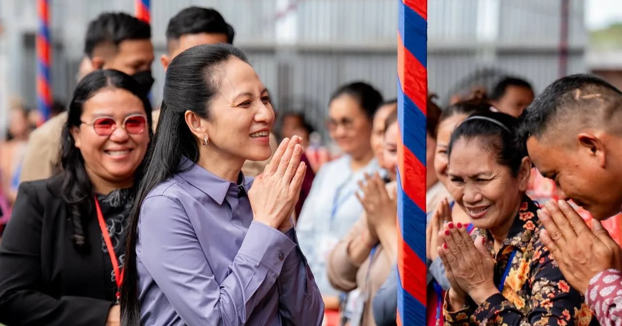 លោកជំទាវបណ្ឌិត ពេជ ចន្ទមុន្នី ហ៊ុនម៉ាណែត អញ្ជើញជួបសំណេះសំណាល ចែកប័ណ្ណមូលនិធិសមធម៌សុខាភិបាល (ម.ស.ស) និងផ្តល់អំណោយដល់ប្រជាពលរដ្ឋរស់នៅក្នុង អង្គការមូលនិធិកុមារកម្ពុជា (CCF) ចំនួន ១,០៥១គ្រួសារ ស្មើនឹងចំនួន ៤,៦៨៤នាក់ ។