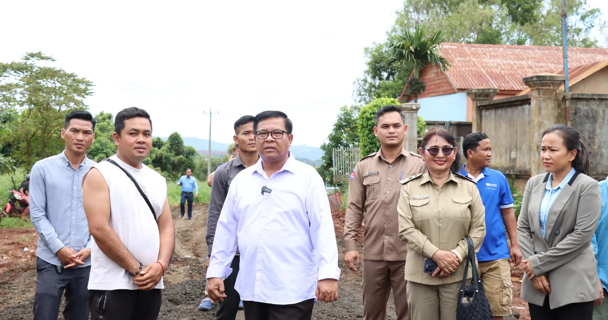 ឯកឧត្តម គង់ គឹមនី អភិបាលខេត្តមណ្ឌលគិរី ចុះពិនិត្យ និងជំរុញក្រុមហ៊ុនសាងសង់ផ្លូវឱ្យយកចិត្តទុកដាក់លើគុណភាព និងសម្រួលការធ្វើដំណើរជូនប្រជាពលរដ្ឋ