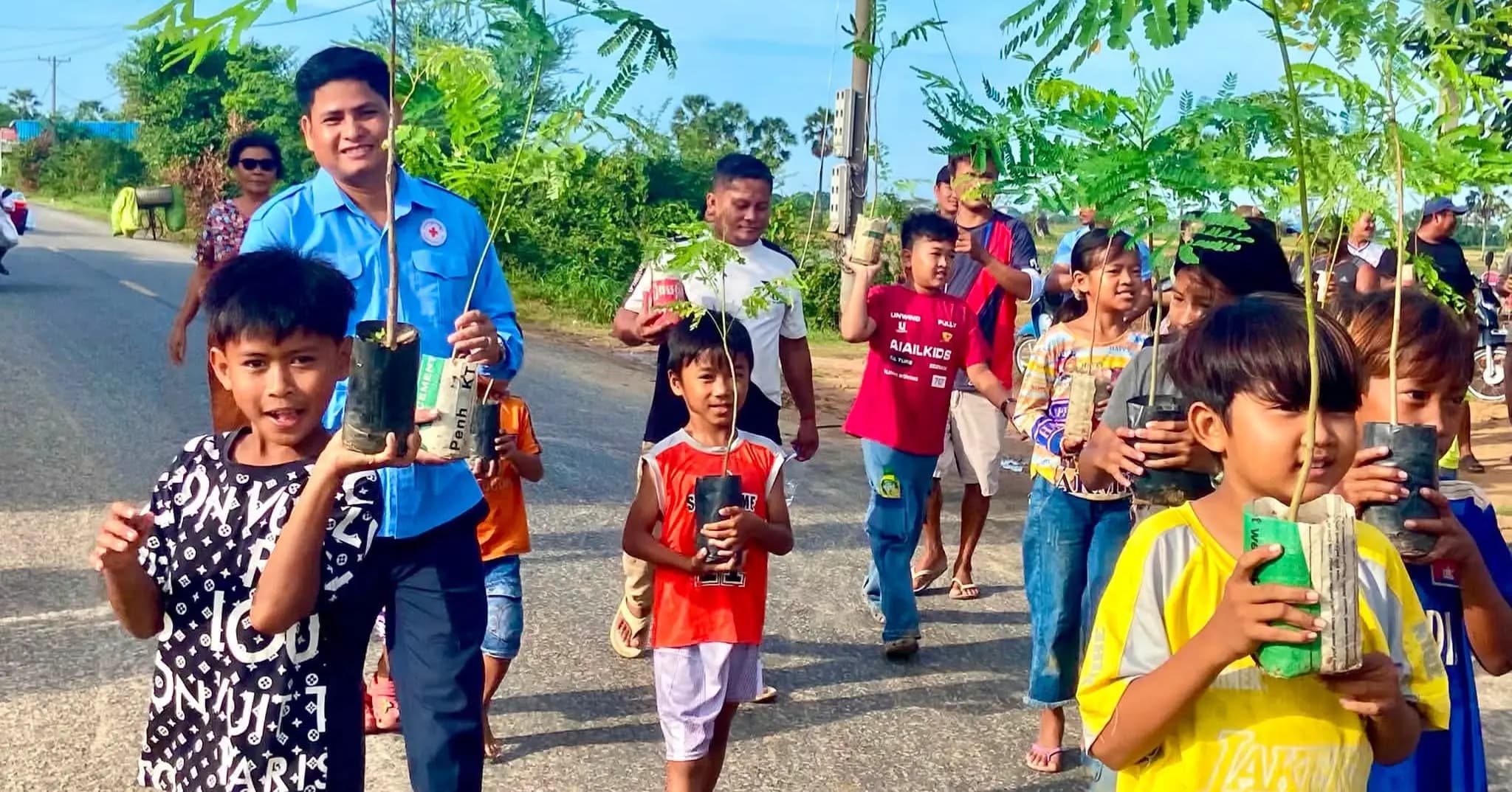 អនុសាខាកាកបាទក្រហមកម្ពុជា ស្រុកពារាំង បានចូលរួមដាំកូនឈើចំនួន ១០០ដើម ប្រភេទ(ដើមក្ងោក)ជាមួយបងប្អូនសហគមន៍ ស្ថិតនៅភូមិព្រៃសម្លាញ ឃុំរកា ស្រុកពារាំង ខេត្តព្រៃវែង