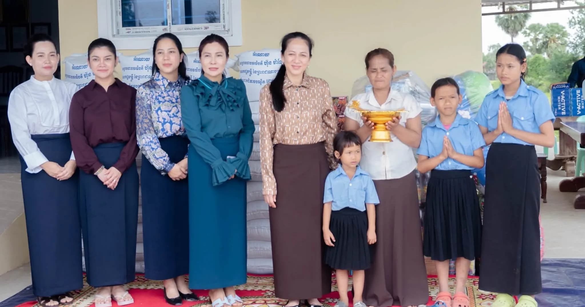 លោកជំទាវបណ្ឌិត ពេជ ចន្ទមុន្នី ហ៊ុនម៉ាណែត អញ្ជើញ ប្រគល់ផ្ទះថ្មី ចំនួន ៥ ខ្នង ជូនក្រុមគ្រួសាររបស់វីរកងទ័ពពលី
