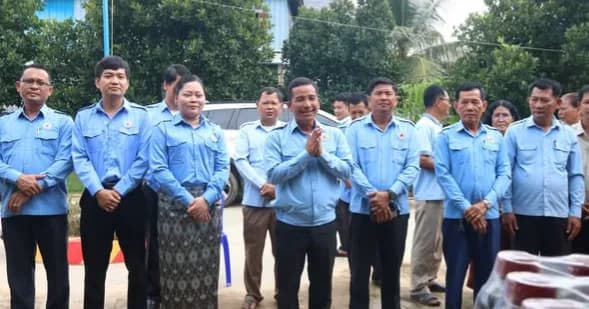 អំណោយមនុស្សធម៌ចែកជូនគ្រួសារក្រីក្រចំនួន ១៣គ្រួសារ នៅឃុំកំពង់ប្រាំង