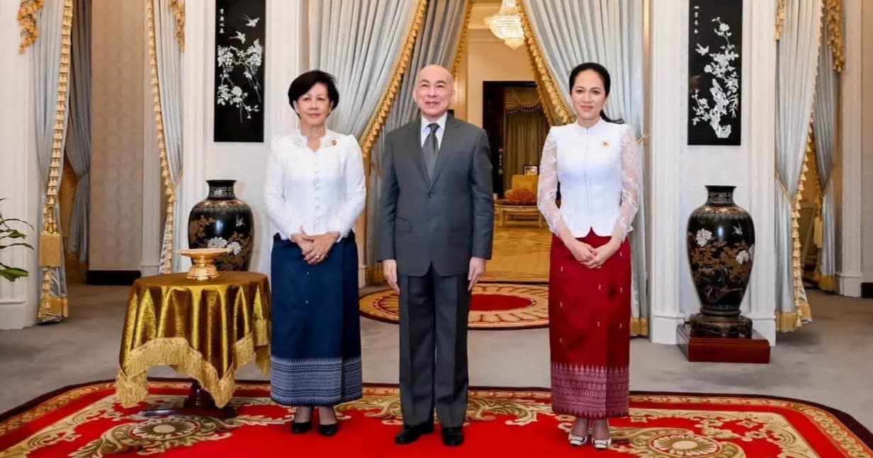 លោកជំទាវបណ្ឌិត ពេជ ចន្ទមុន្នី ហ៊ុនម៉ាណែត អញ្ជើញចូលក្រាបថ្វាយបង្គំគាល់ និងទទួលព្រះរាជទ្រព្យដ៏ខ្ពង់ខ្ពស់បំផុតពី ព្រះករុណា ព្រះមហាក្សត្រ សម្រាប់សកម្មភាពមនុស្សធម៌របស់កាកបាទក្រហមកម្ពុជា