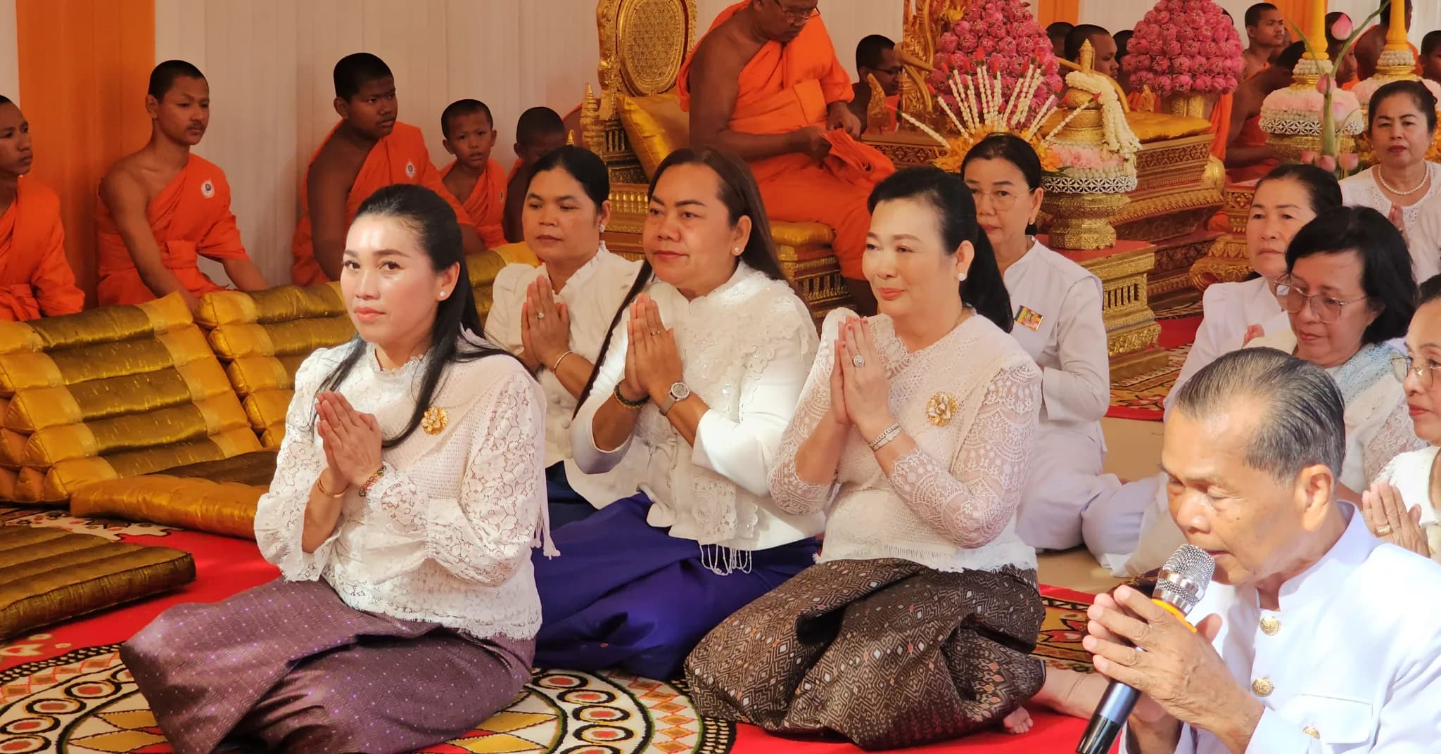 ព្រះចៅអធិការ ព្រះសង្ឃ លោកអាចារ្យ វត្តសំសមី រៀបចំពិធីបុណ្យ សលាកភត្តប្រគេនទេយ្យទាន និងបច្ច័យបួនដល់ព្រះសង្ឃចំនួន ២៥០អង្គ