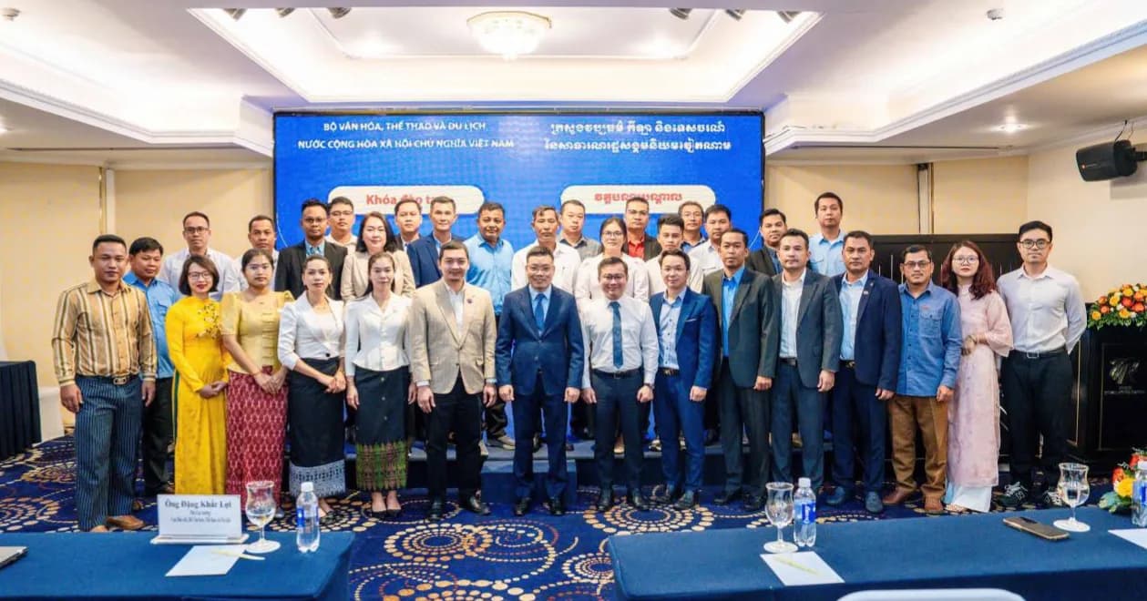 មន្ត្រីព័ត៌មានរាជធានី.ខេត្ត ចំនួន២៧រូប ចូលរួមវគ្គបណ្តុះបណ្តាលជំនាញរាយការណ៍ព័ត៌មានឆ្លាតវៃក្នុងយុគសម័យឌីជីថល នៅប្រទេសវៀតណាម