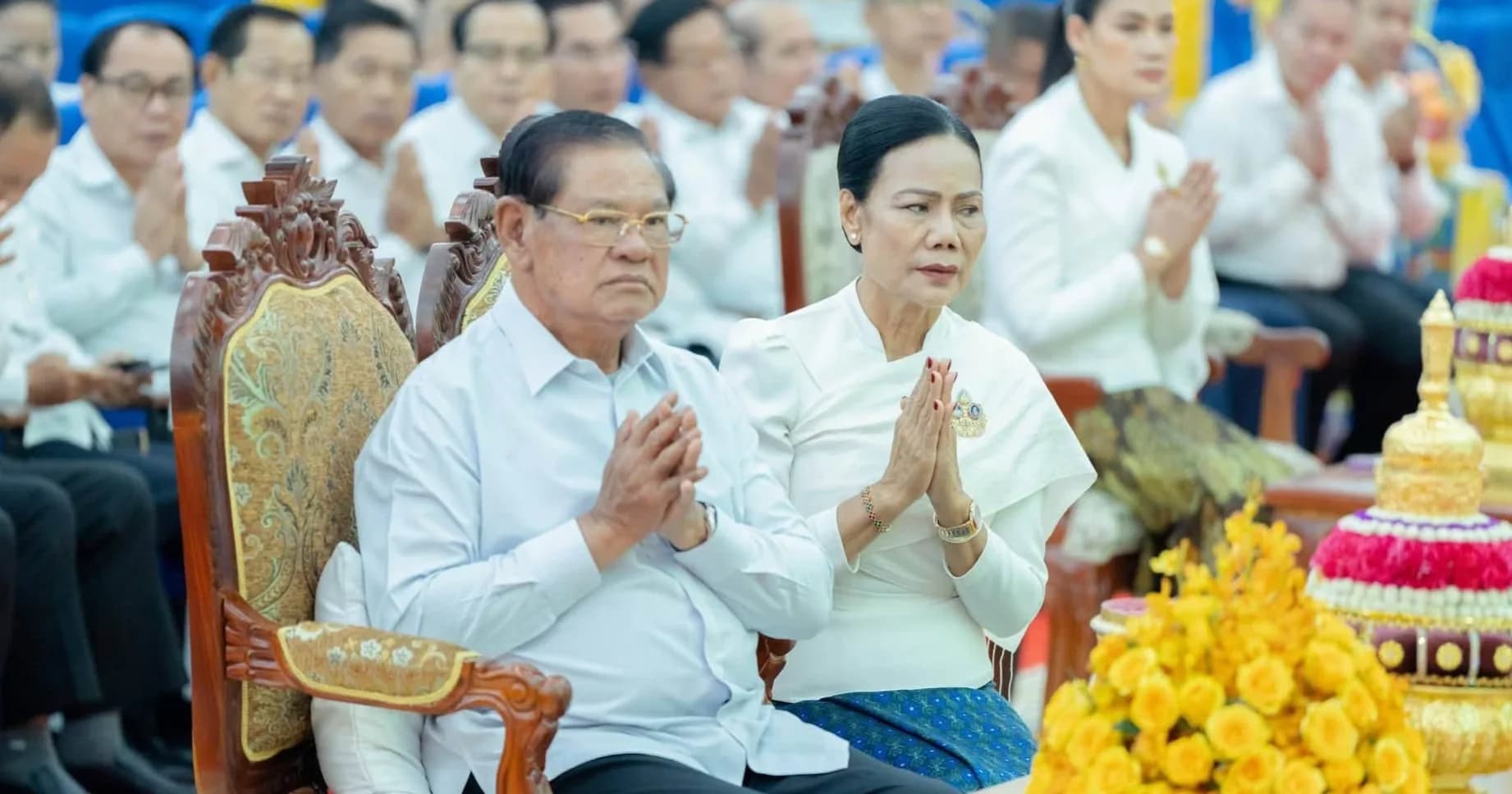ពិធីប្រគេនទៀនចំណាំព្រះវស្សា ចំនួន ៥៤វត្ត នៃក្រុង ស្រុកទាំង១៣ ក្នុងខេត្តព្រៃវែង ក្រោមអធិបតីភាពដ៏ខ្ពង់ខ្ពស់ សម្តេចក្រឡាហោម ស ខេង ឧត្តមក្រុមប្រឹក្សាផ្ទាល់ព្រះមហាក្សត្រ និងលោកជំទាវ ញ៉ែម សាខន